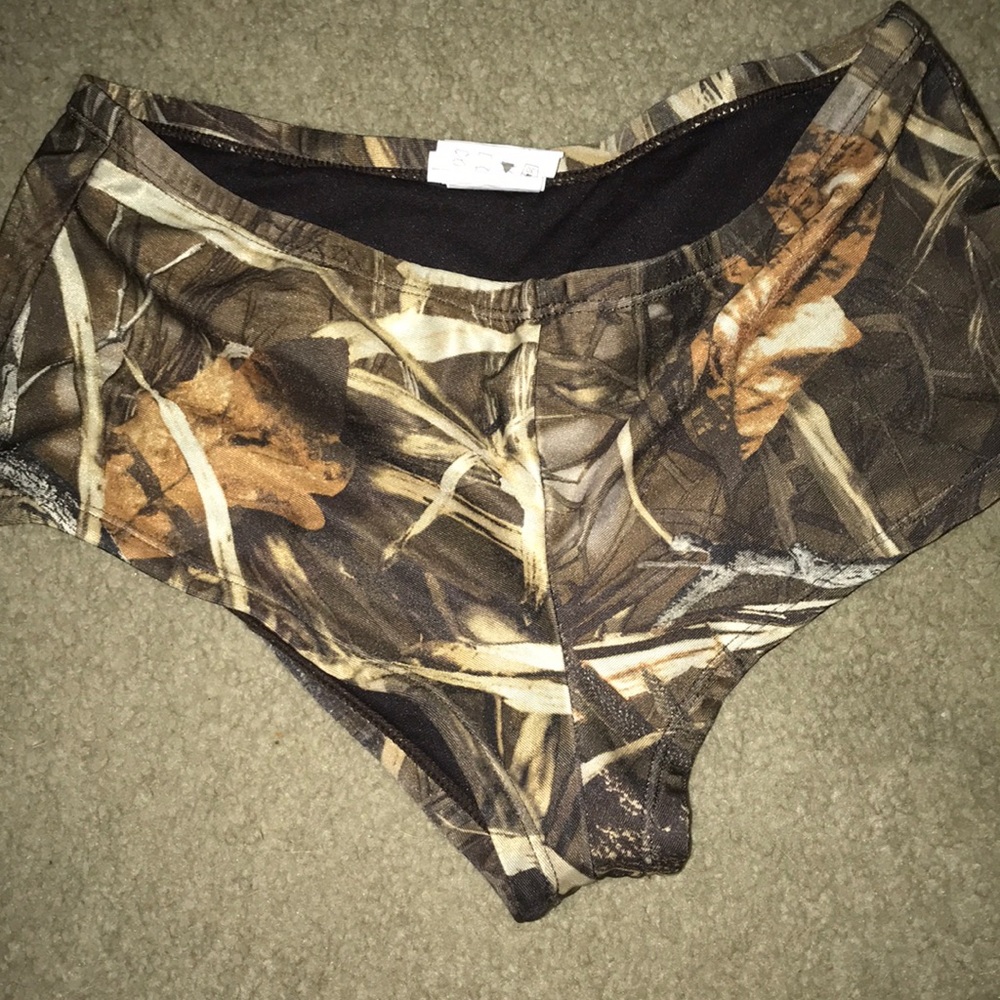 Bathing suits - Picture 2 of 3